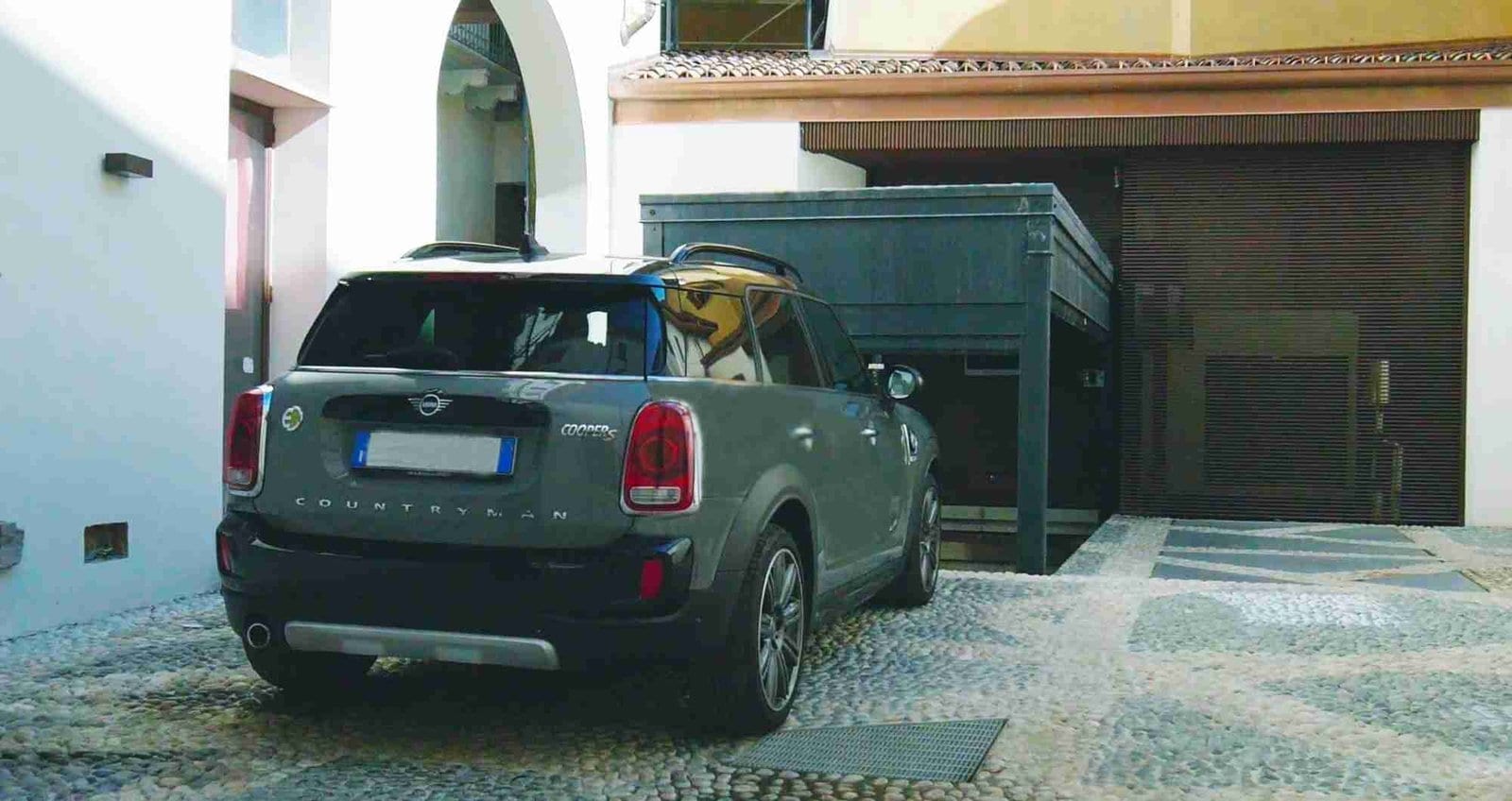 Montauto installato in un cortile residenziale con un'auto Mini Cooper